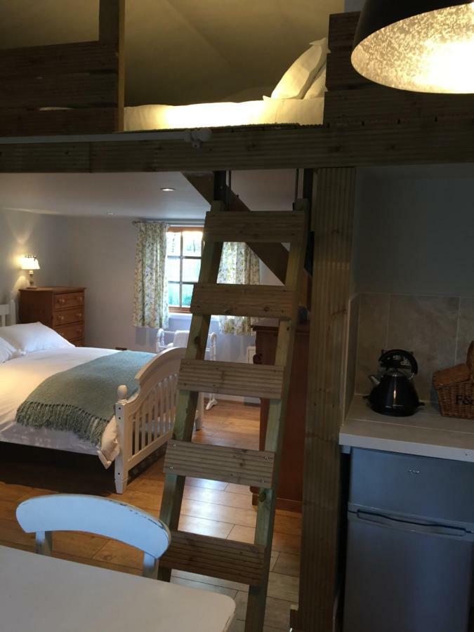 Stapehill Lodge B&B Hampreston Eksteriør billede
