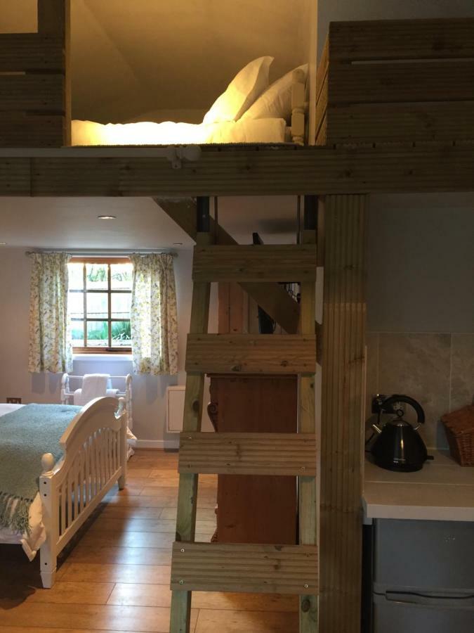 Stapehill Lodge B&B Hampreston Eksteriør billede