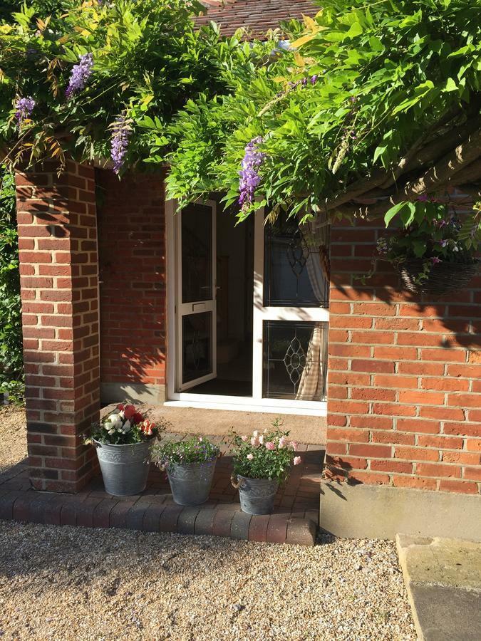 Stapehill Lodge B&B Hampreston Eksteriør billede