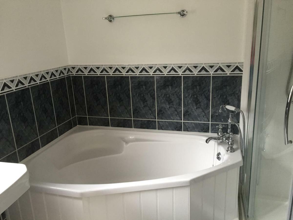 Stapehill Lodge B&B Hampreston Eksteriør billede